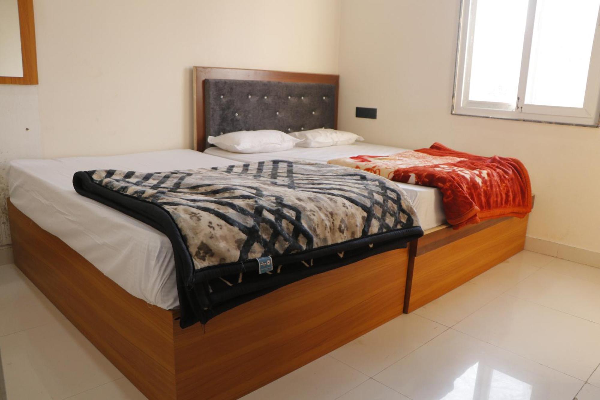 Dolphin Guest House Матхура Екстер'єр фото